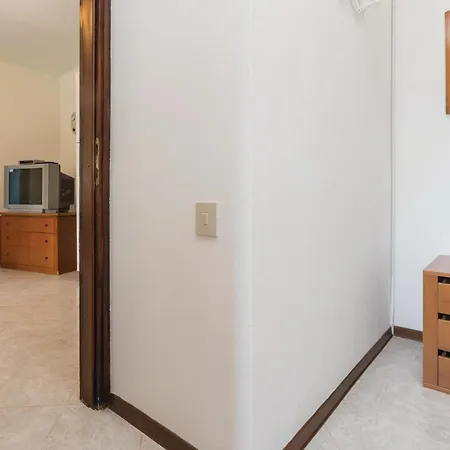 2 Bedroom Beautiful Apartment In Savudrija *