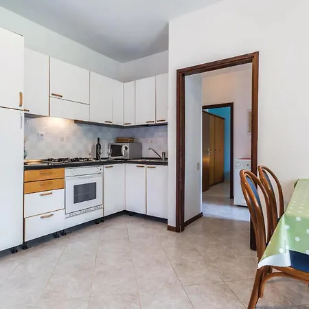 2 Bedroom Beautiful Apartment In Savudrija